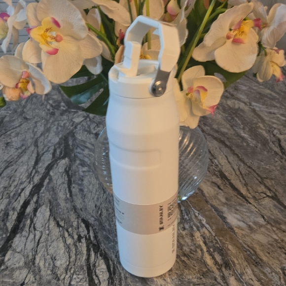 Stanley IceFlow Bottle in Classic White - Picture 3 of 3
